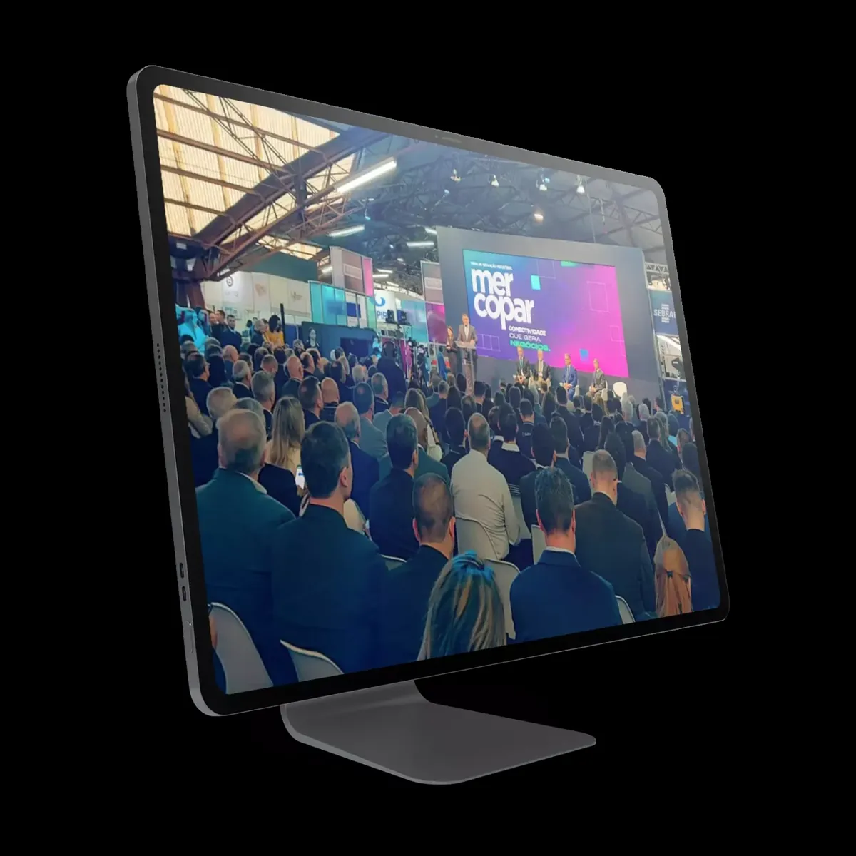 Participação da fábrica na feira industrial Mercopar, com plateia acompanhando palestra